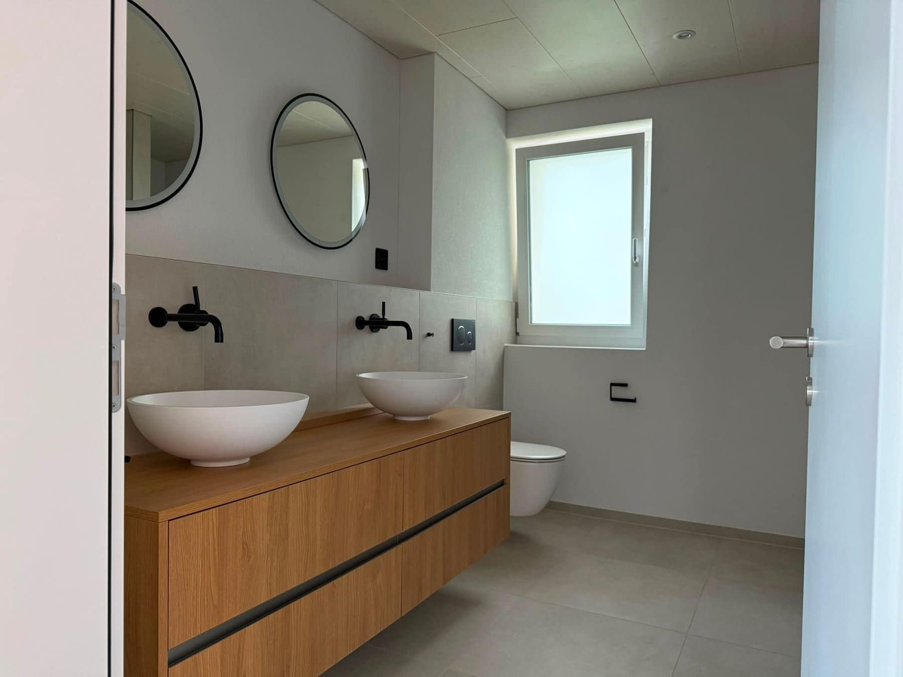 Neubau-Badezimmer mit Doppelwaschtisch nach der Feinreinigung