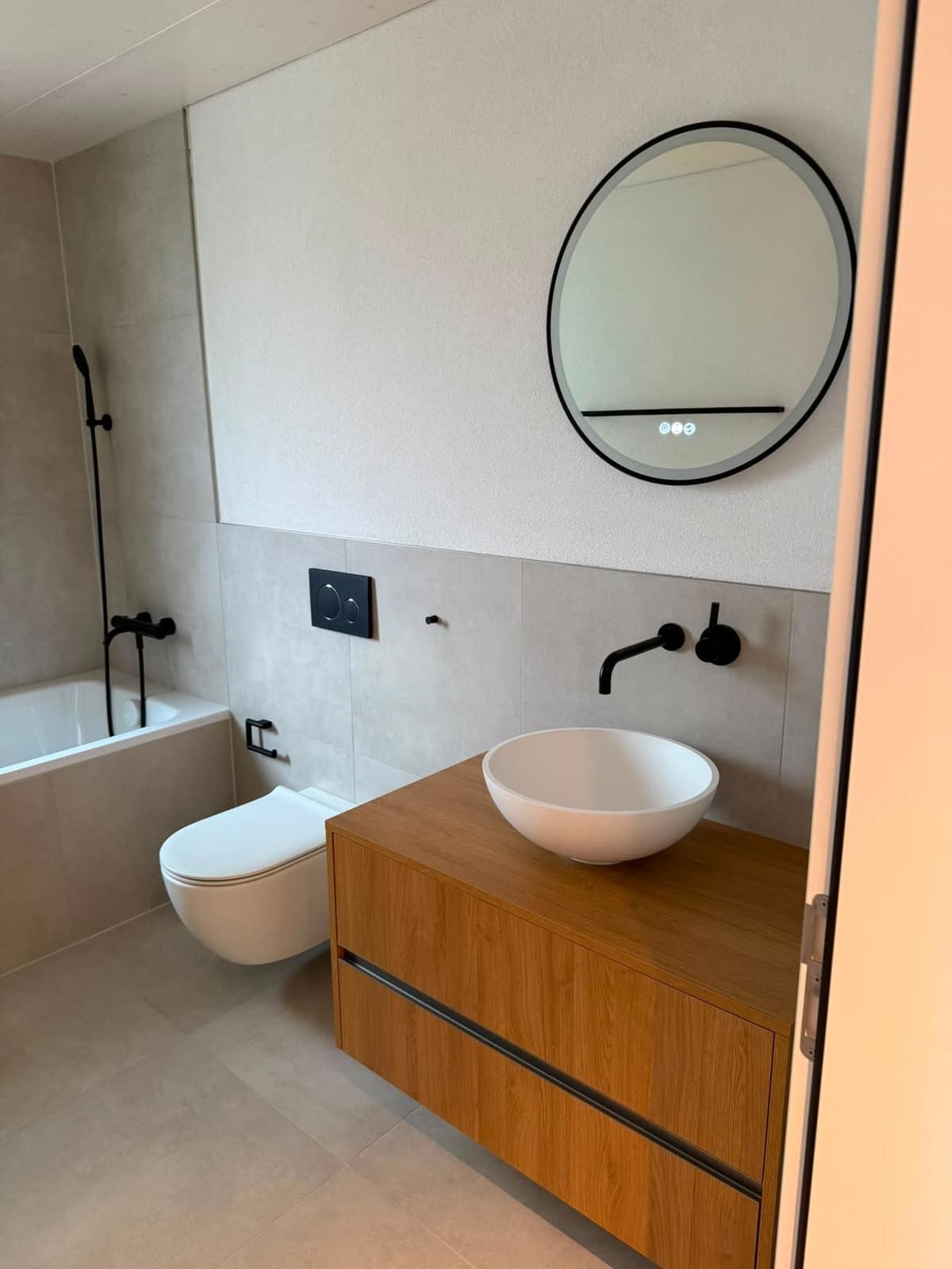 Neubau-Badezimmer mit Badewanne nach der Feinreinigung