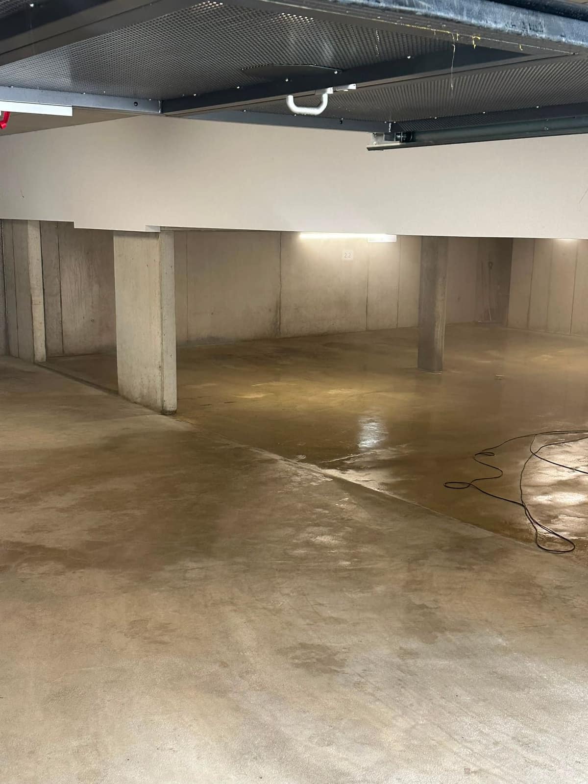 Untergeschoss im Rohbau mit Betonstützen nach der Grobreinigung