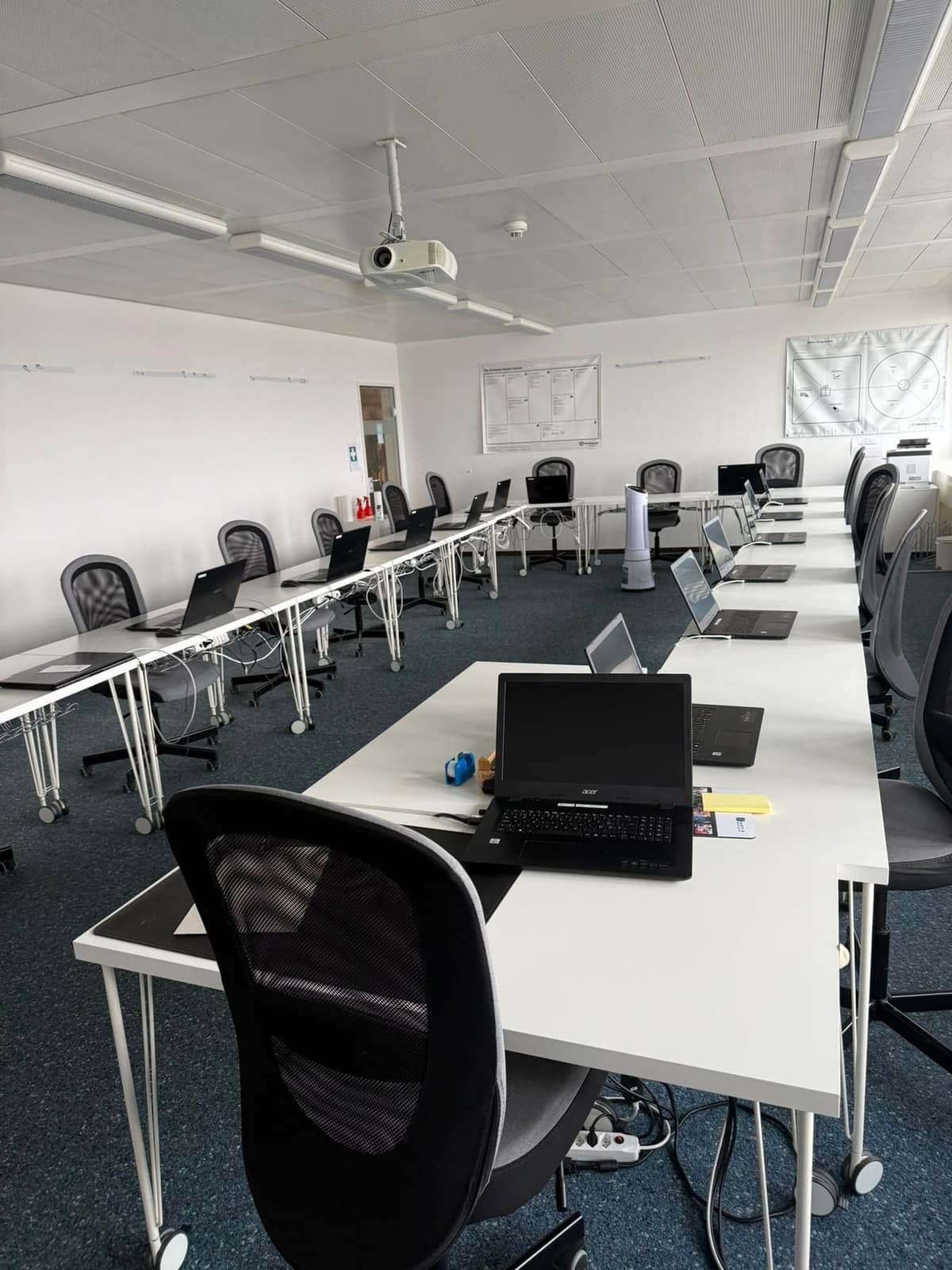 Schulungsraum mit Arbeitsplätzen, Laptops und Teppichboden