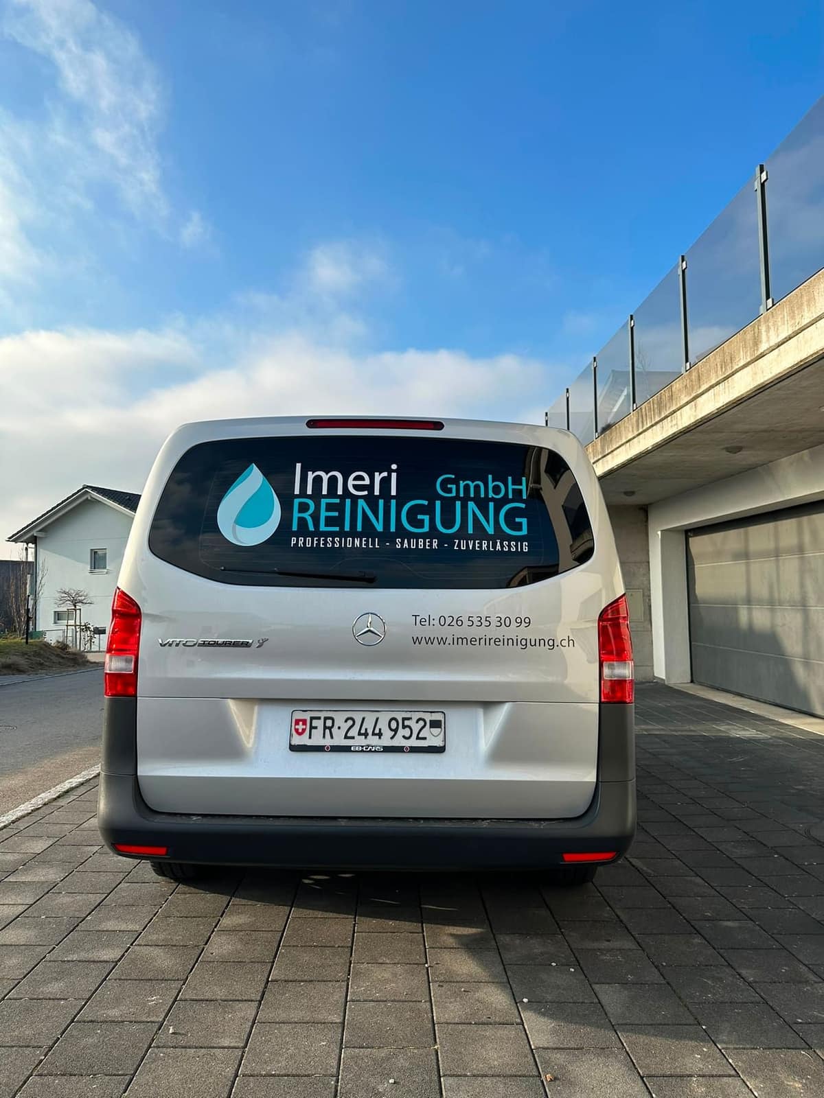 Firmenfahrzeug von Imeri Reinigung von hinten, mit Logo und Kontaktangaben auf dem Heck