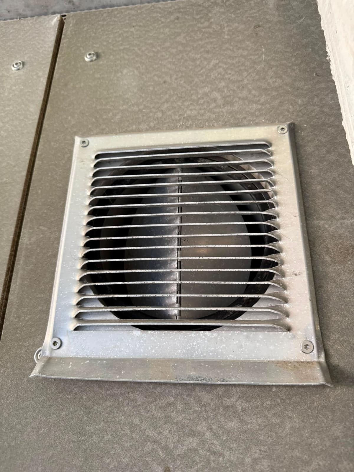 Gereinigtes Lüftungsgitter an einer Aussenwand