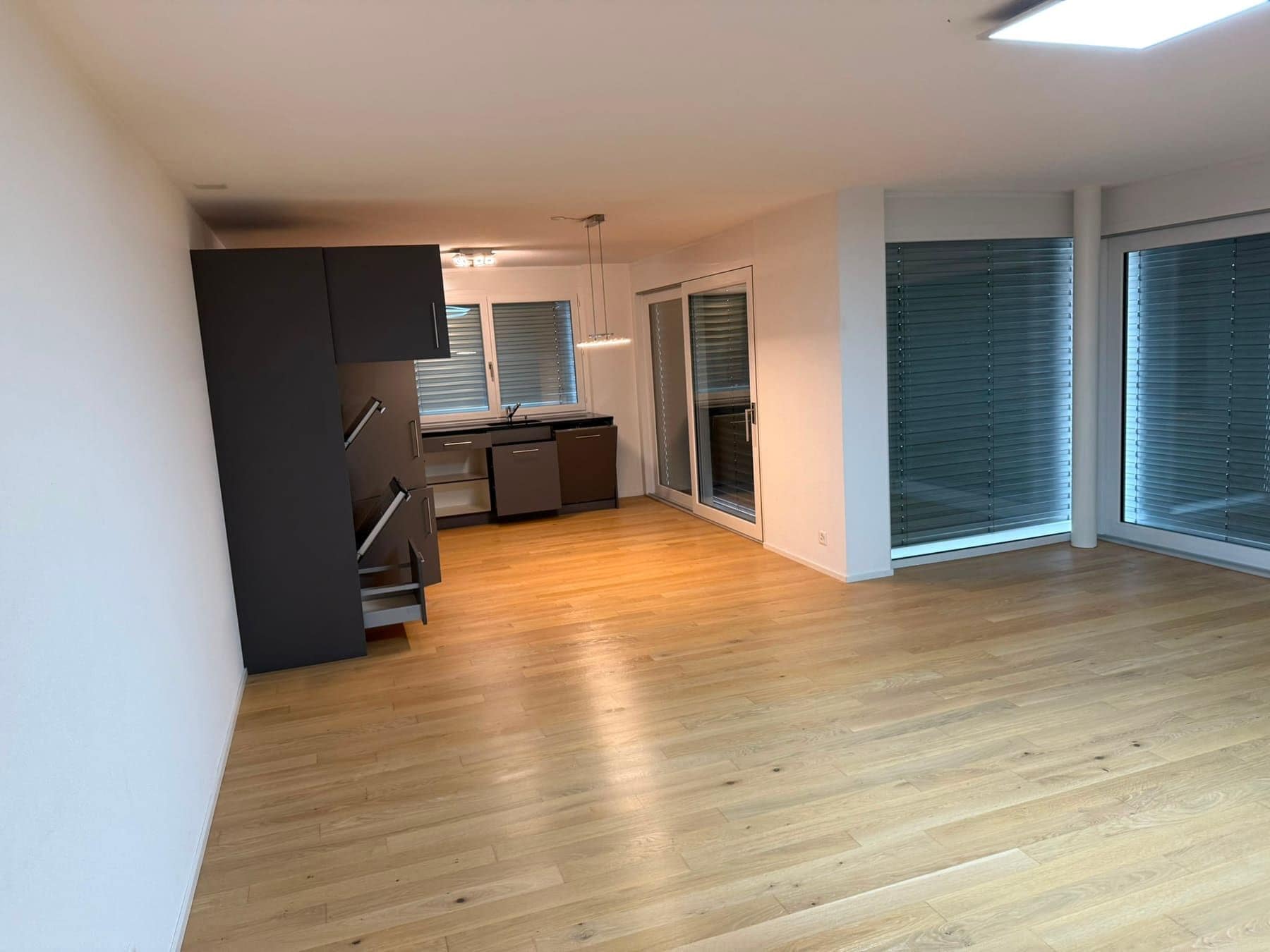 Leere Wohnung mit Küche und Parkett, übergabefertig