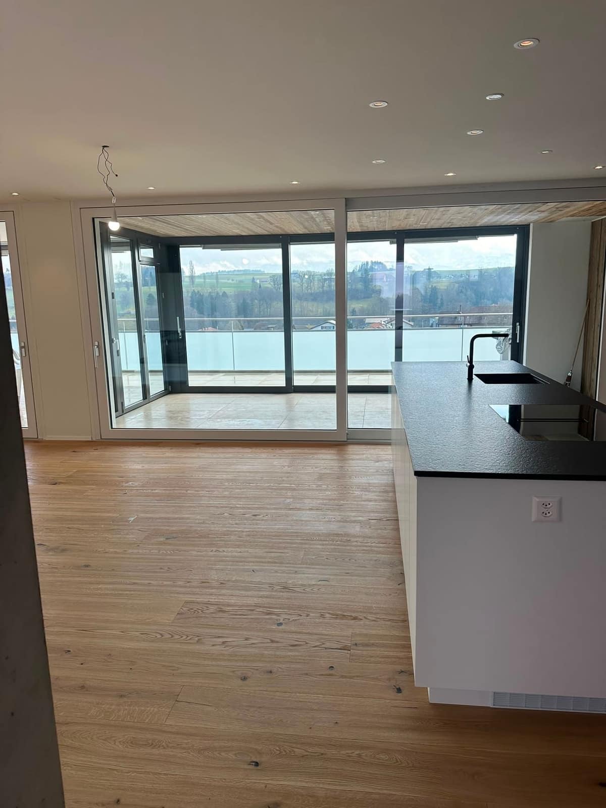 Leere Wohnung mit raumhoher Glasfront zu einer verglasten Loggia